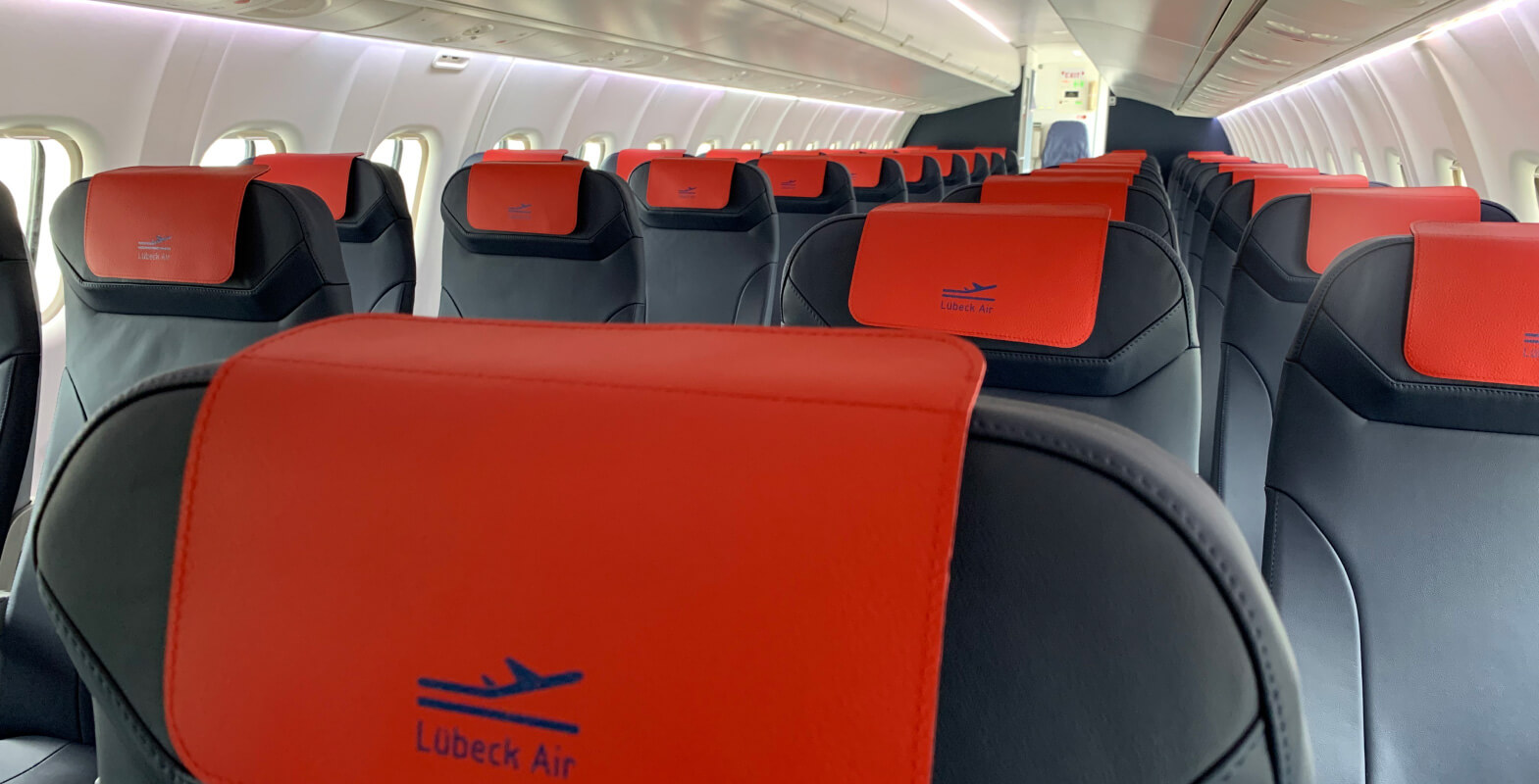 Bei Lübeck Air bequem auf Ledersitzen mit viel Beinfreiheit reisen